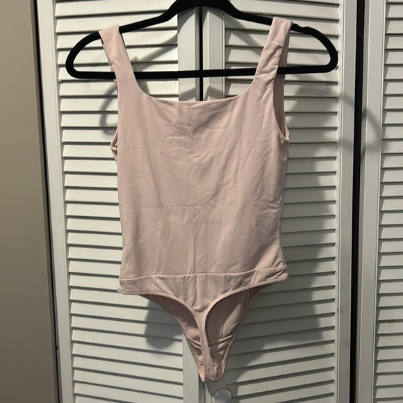 Babaton Contour Square neck Bodysuit | pink - Picture 2 of 4